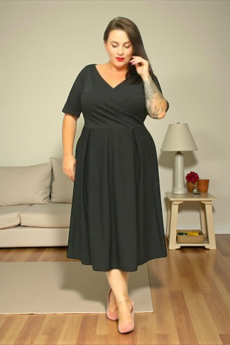 Sukienka Fernanda rozkloszowana z kontrafałdami i kopertowym dekoltem czarna gładka - obrazek 3