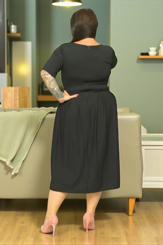 Sukienka Fernanda rozkloszowana z kontrafałdami i kopertowym dekoltem czarna gładka - obrazek 5