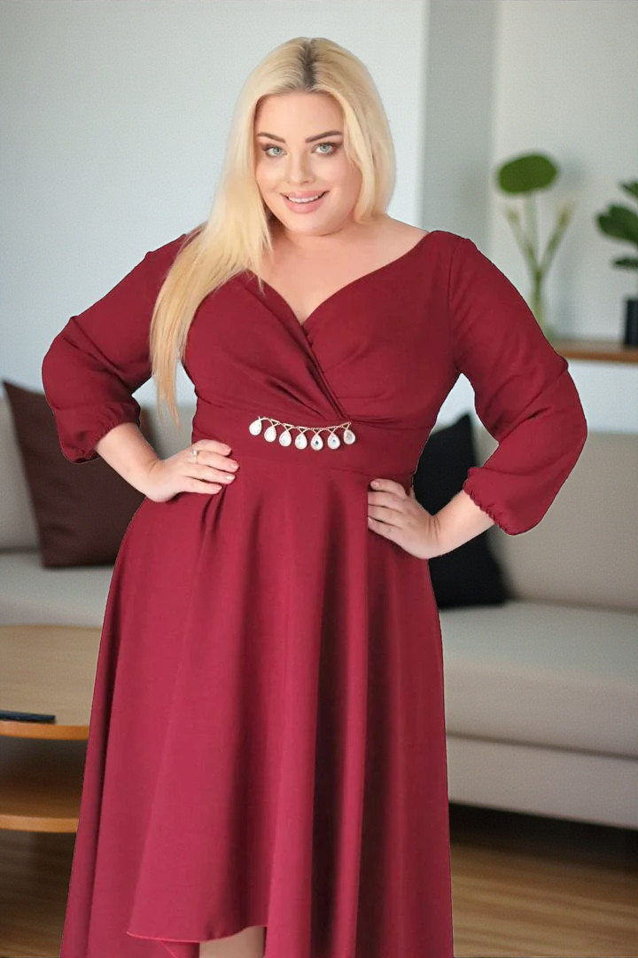 Sukienka Etna asymetryczna rozkloszowana kopertowy dekolt ozdoba szyfon bordowa - obrazek 3