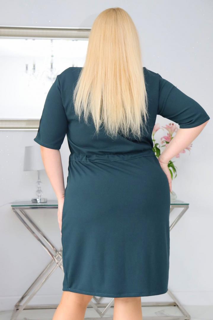 Sukienka Welma z ozdobną taśmą i regulowanym ściągaczem w pasie butelkowa zieleń - obrazek 5