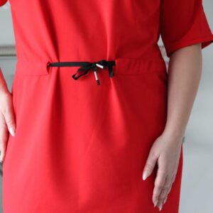 Sukienka Welma z ozdobną taśmą i regulowanym ściągaczem w pasie czerwony - obrazek 2