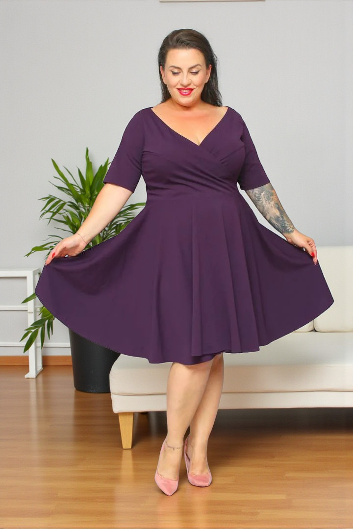 Sukienka Catalena rozkloszowana z kopertowym dekoltem fiolet śliwka gładka