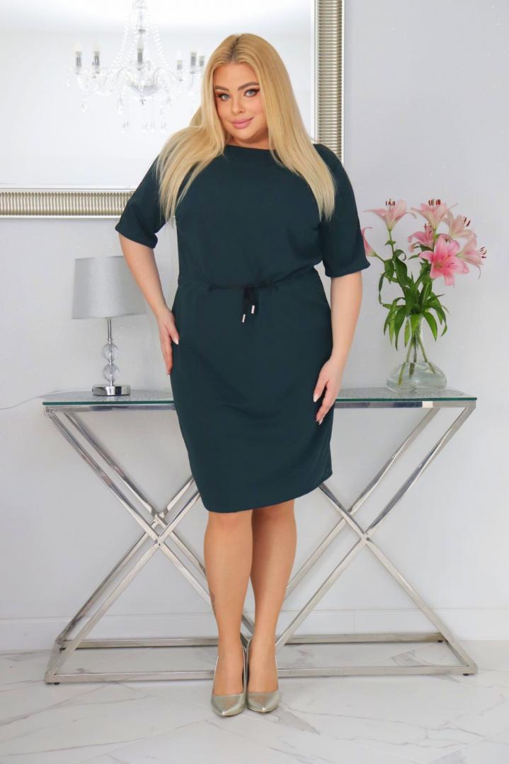 Sukienka Welma z ozdobną taśmą i regulowanym ściągaczem w pasie butelkowa zieleń - obrazek 4