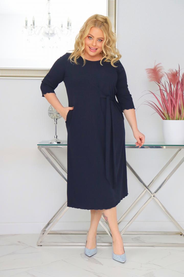 Sukienka Natasza rozkloszowana midi dzianina wiązana w pasie granatowa - obrazek 3