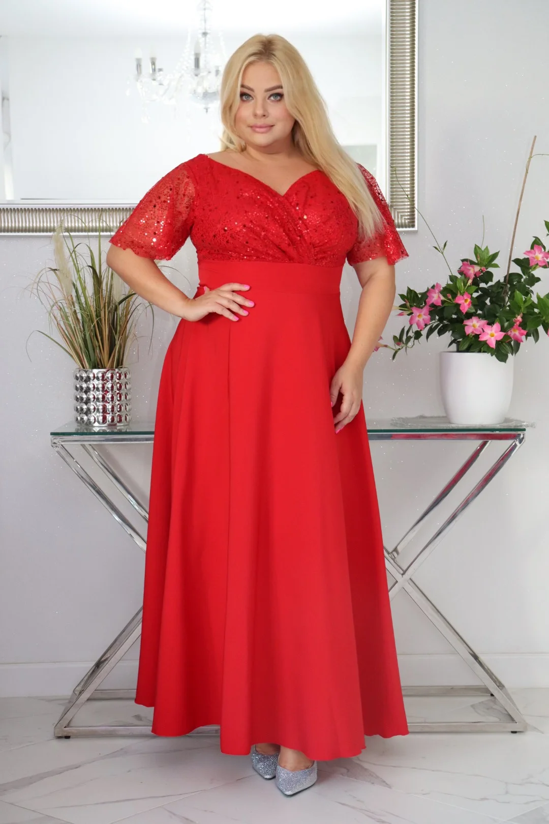 Sukienka Arwena - elegancja, która olśniewa. Kwintesencja wieczorowego blasku! CZERWONA