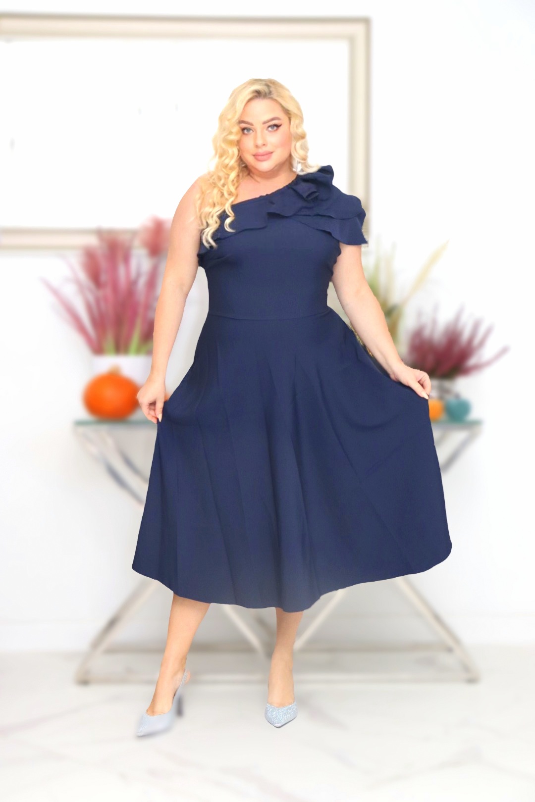 Sukienka Dagna rozkloszowana z falbaną na jedno ramię granatowa PROMOCJA - obrazek 3