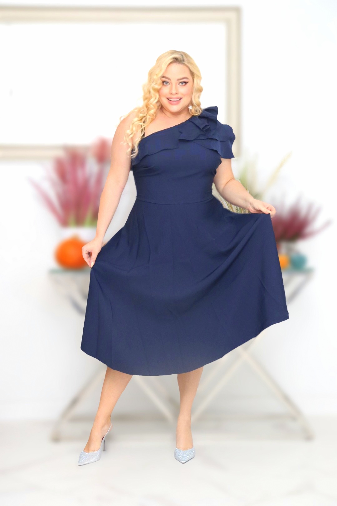 Sukienka Dagna rozkloszowana z falbaną na jedno ramię granatowa PROMOCJA - obrazek 5