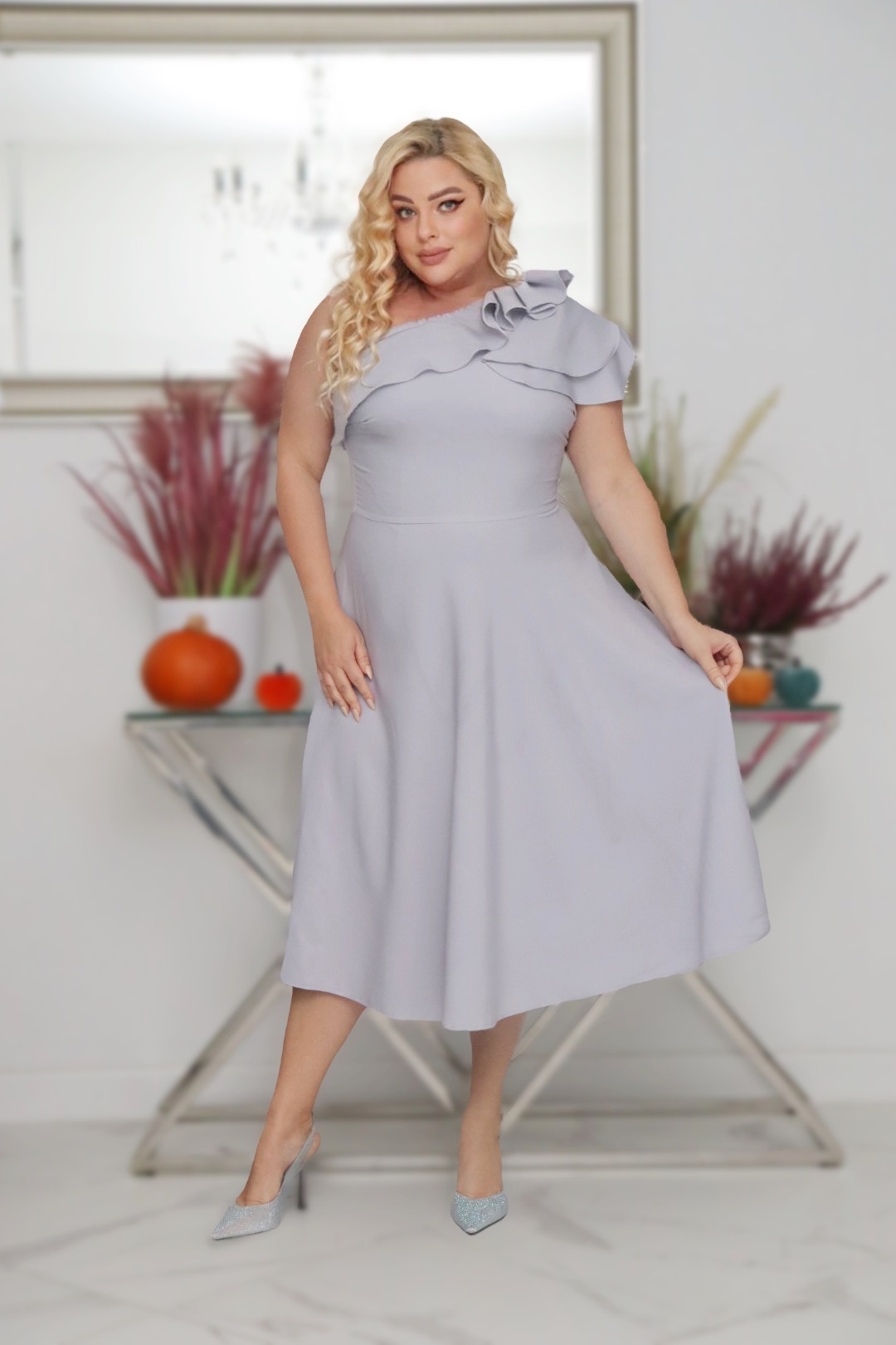 Sukienka Dagna rozkloszowana z falbaną na jedno ramię popielata PROMOCJA