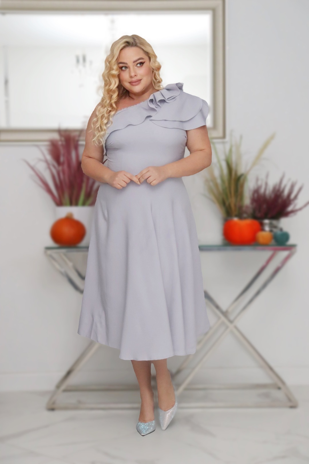 Sukienka Dagna rozkloszowana z falbaną na jedno ramię popielata PROMOCJA - obrazek 4