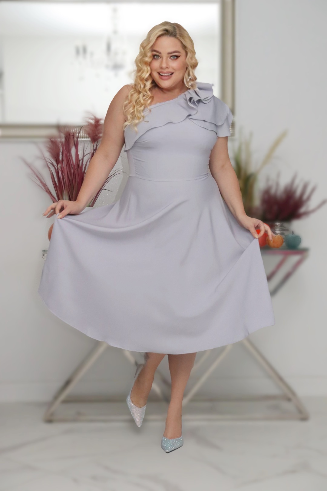 Sukienka Dagna rozkloszowana z falbaną na jedno ramię popielata PROMOCJA - obrazek 5