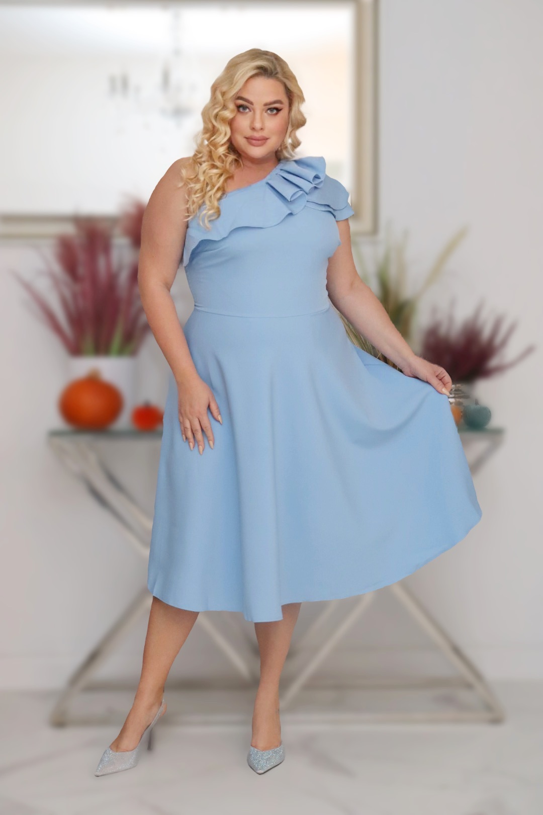 Sukienka Dagna rozkloszowana z falbaną na jedno ramię błękitna PROMOCJA - obrazek 3