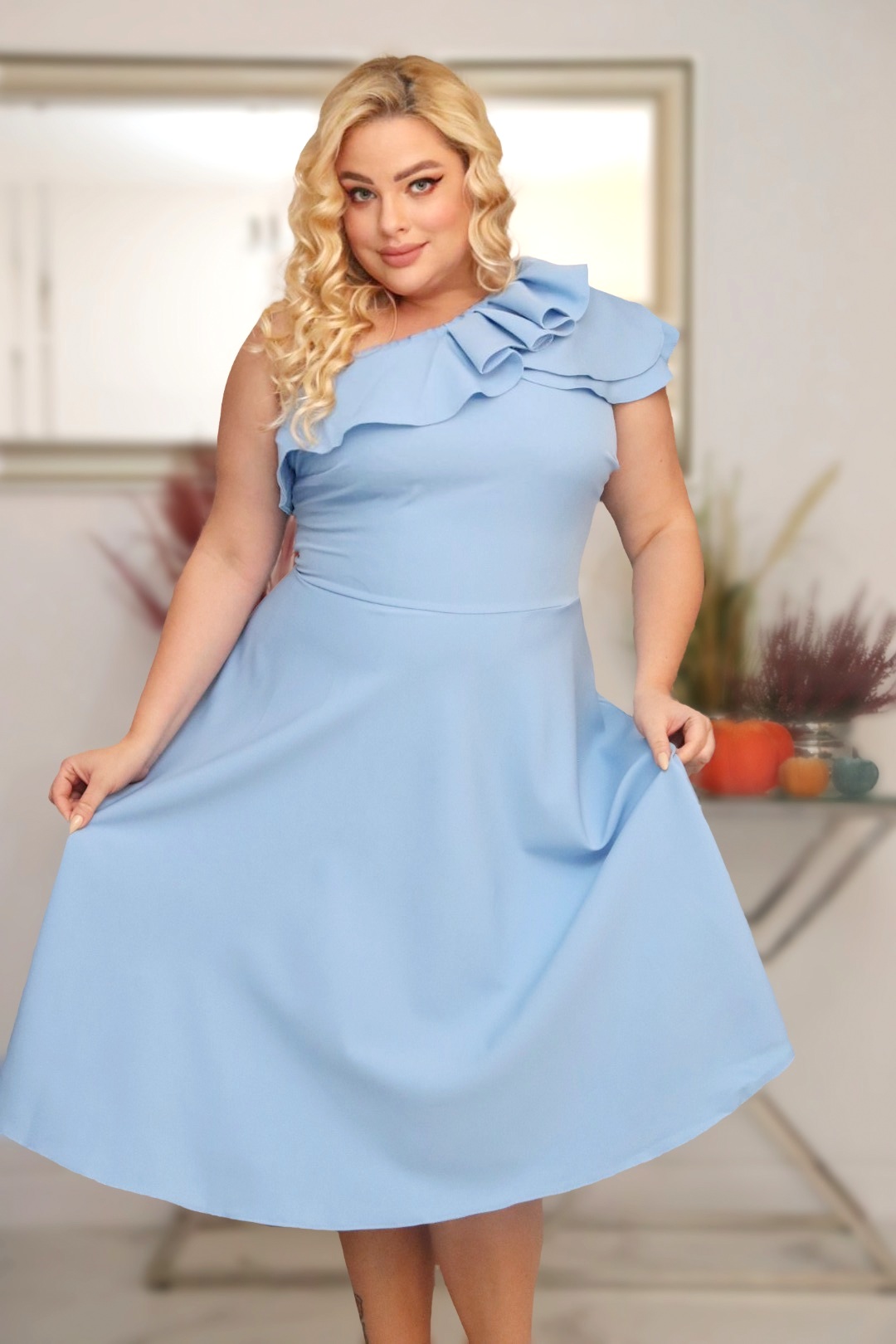 Sukienka Dagna rozkloszowana z falbaną na jedno ramię błękitna PROMOCJA - obrazek 2