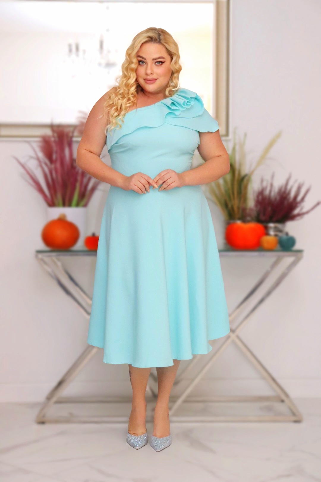 Sukienka Dagna rozkloszowana z falbaną na jedno ramię miętowa PROMOCJA