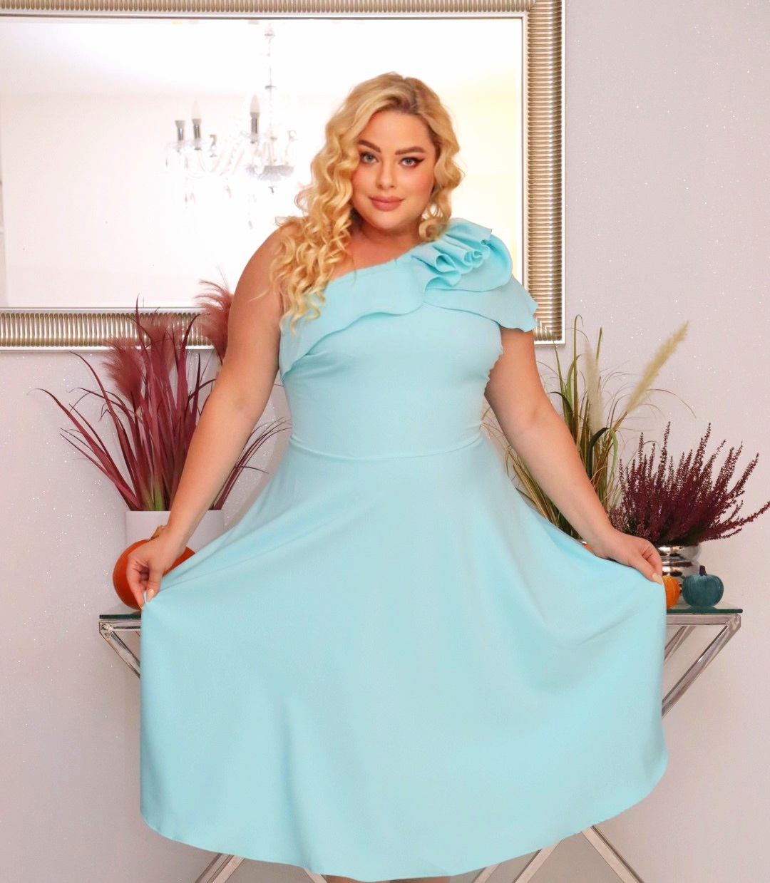 Sukienka Dagna rozkloszowana z falbaną na jedno ramię miętowa PROMOCJA - obrazek 2