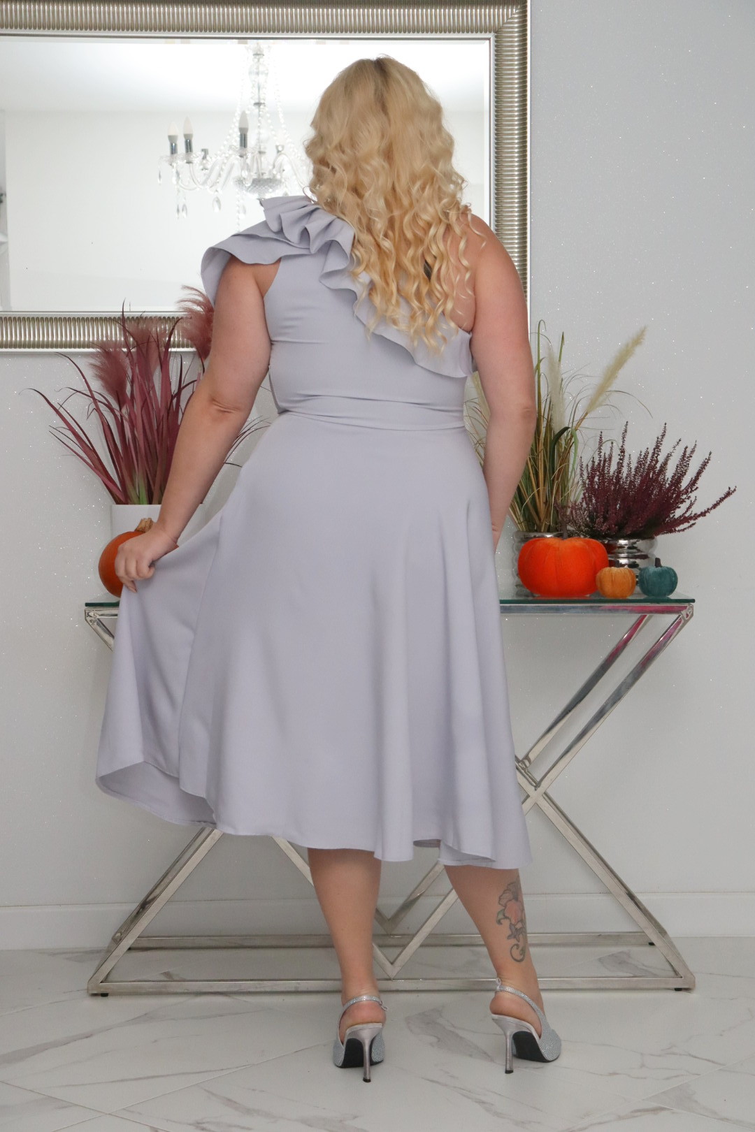 Sukienka Dagna rozkloszowana z falbaną na jedno ramię popielata PROMOCJA - obrazek 6