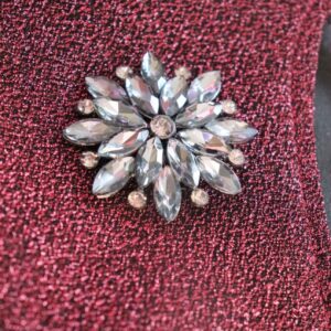 Sukienka Leja z dzianiny brilliance z broszką GRATIS bordowa - obrazek 7