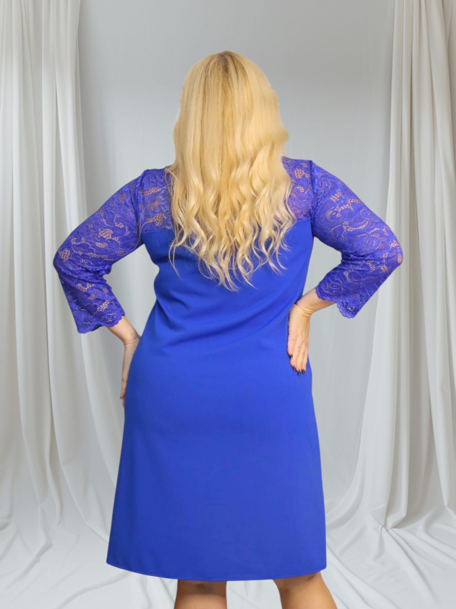 Sukienka Harper trapezowa koronka chabrowa - obrazek 3