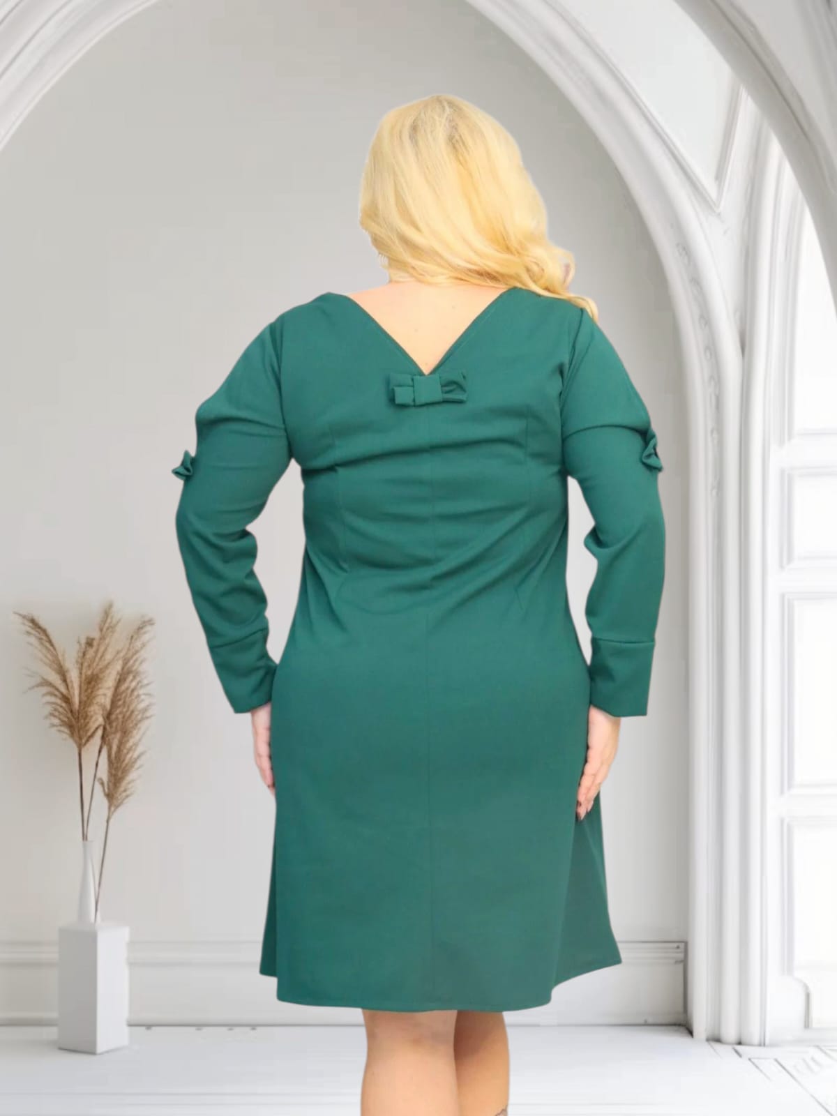 Sukienka Sansa trapezowa rozcięte rękawy z kokardkami butelkowa zieleń - obrazek 3