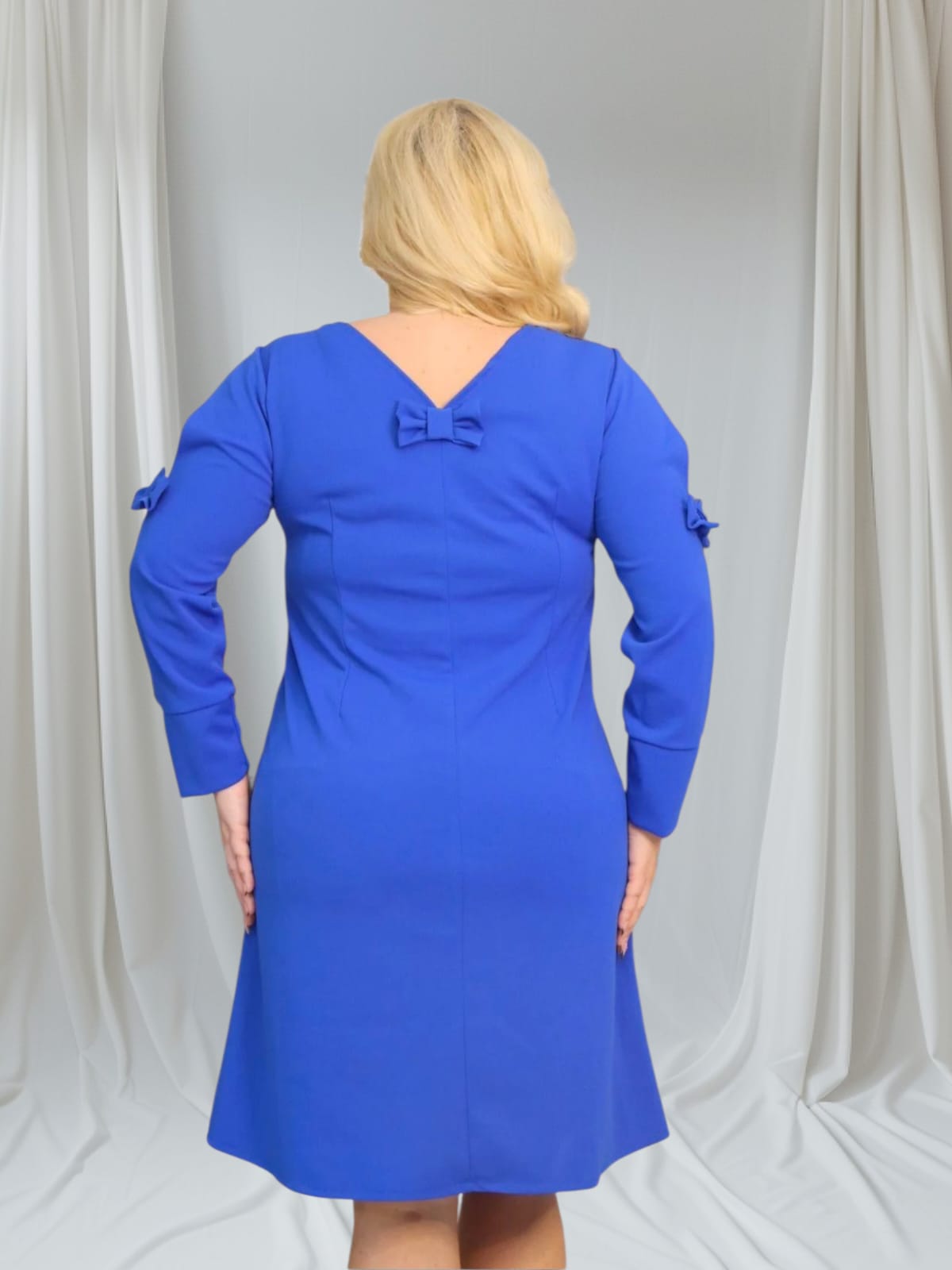 Sukienka Sansa trapezowa rozcięte rękawy z kokardkami chabrowa - obrazek 3