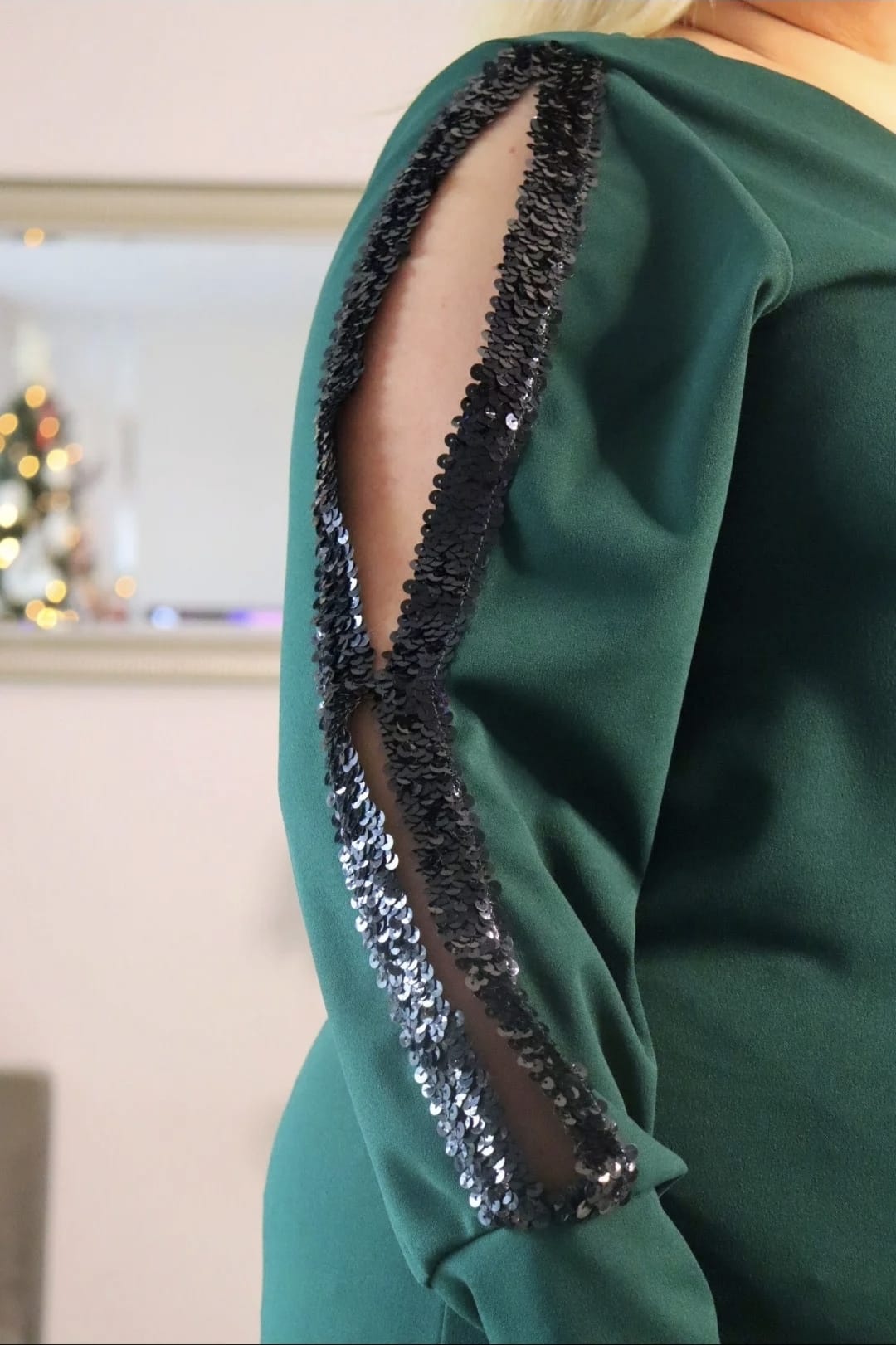 Sukienka Noelia trapezowa rozcięte rękawy cekiny butelkowa zieleń - obrazek 3