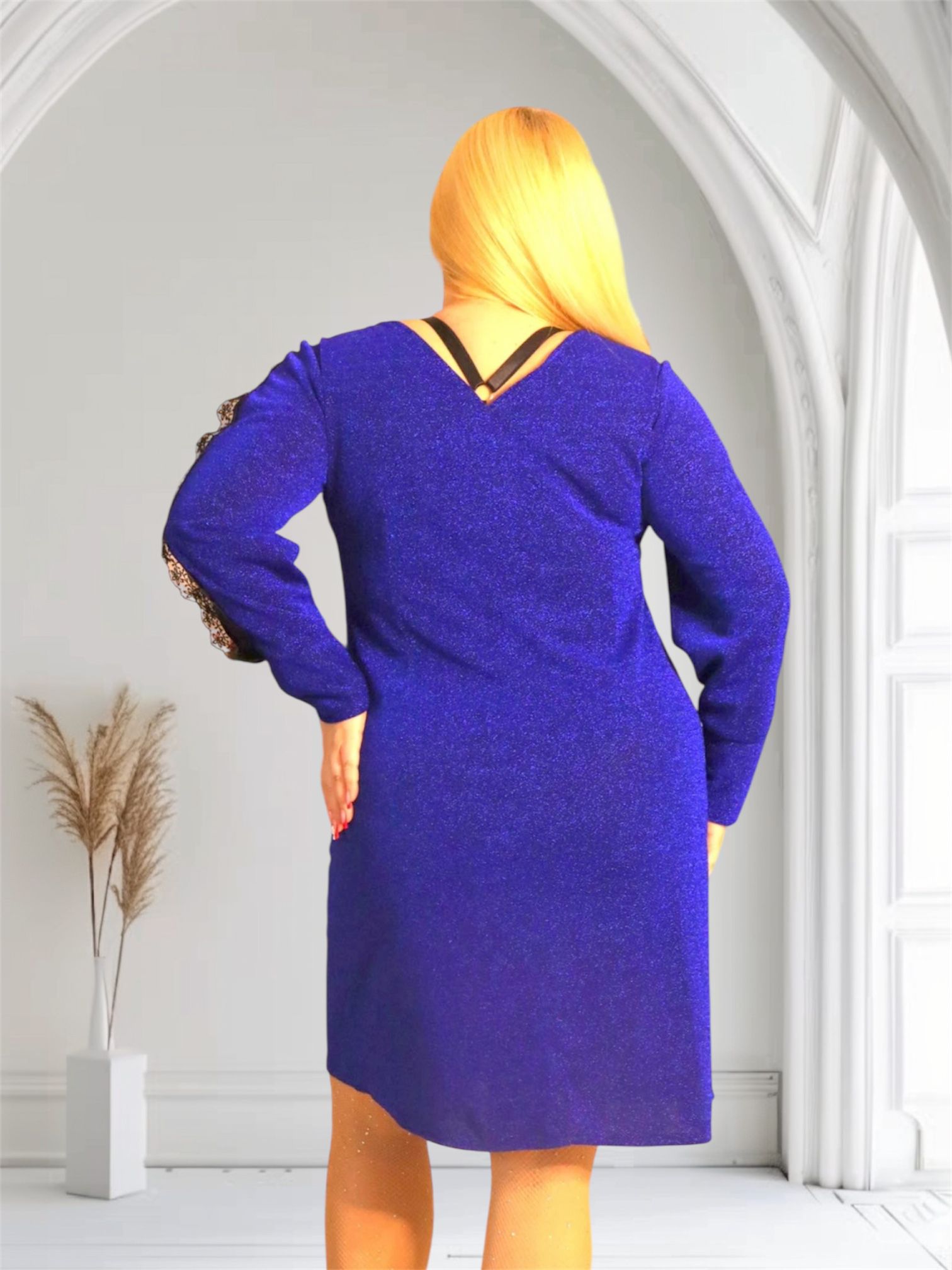 Sukienka Otavia trapezowa rozcięte rękawy koronka brilliance chabrowa - obrazek 4