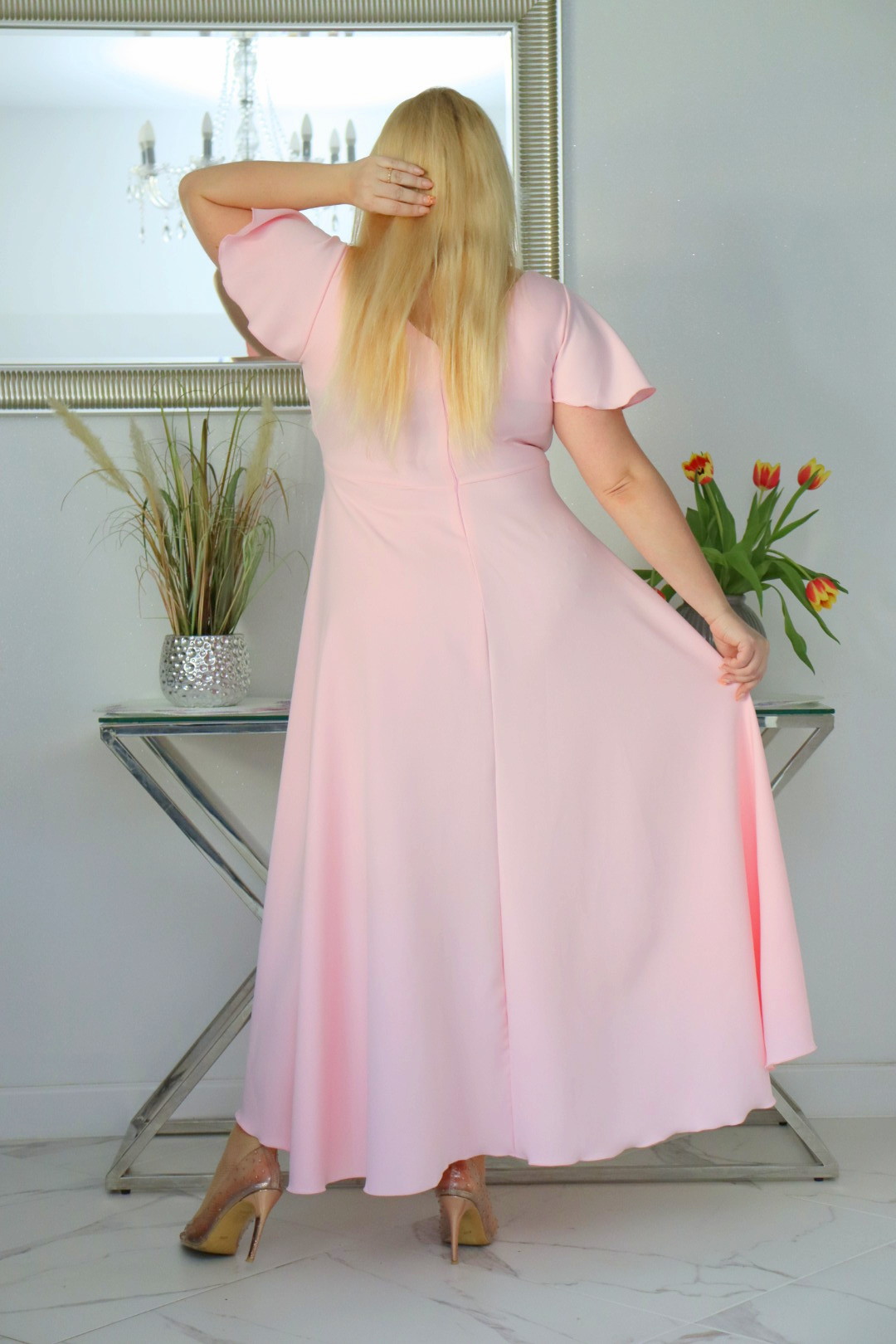 Sukienka Soraja asymetryczna rozkloszowana ekskluzywna kopertowy dekolt pudrowy róż WYPRZEDAŻ - obrazek 6