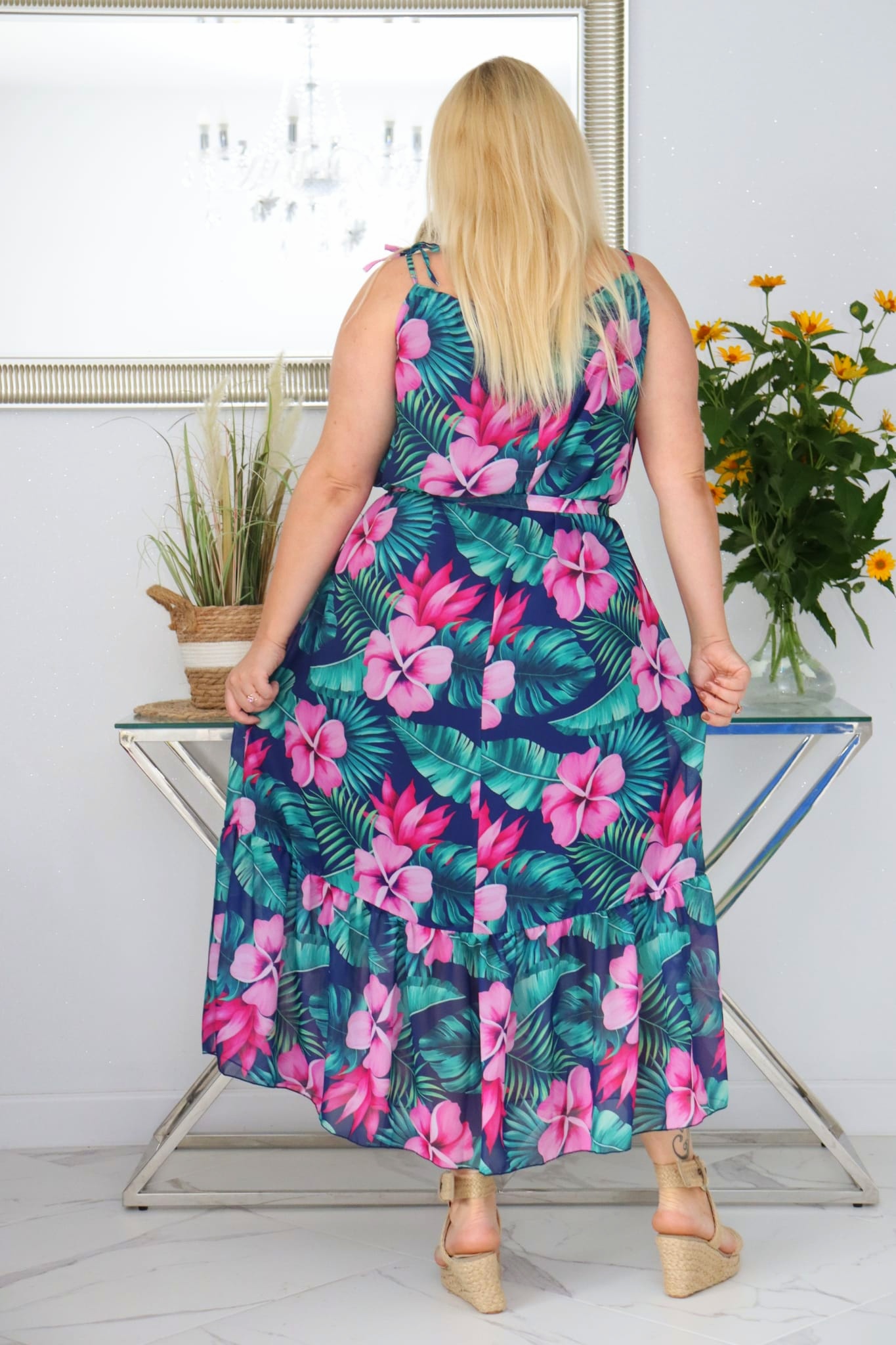 Lekkość i Styl: odkryj sukienkę Frisea Maxi amarantowe kwiaty na tle - obrazek 6