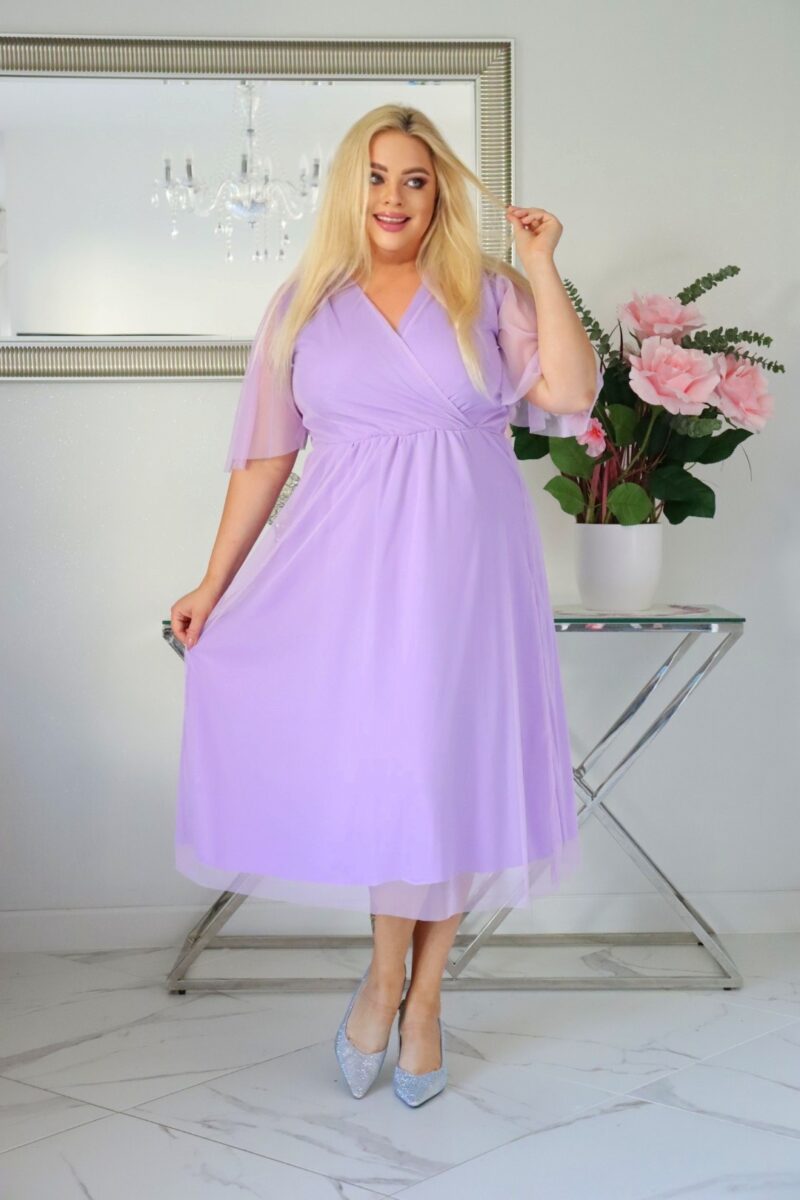 Elegancja spotyka komfort - sukienka Lidia z elastyczną talią i tiulowym wykończeniem liliowa