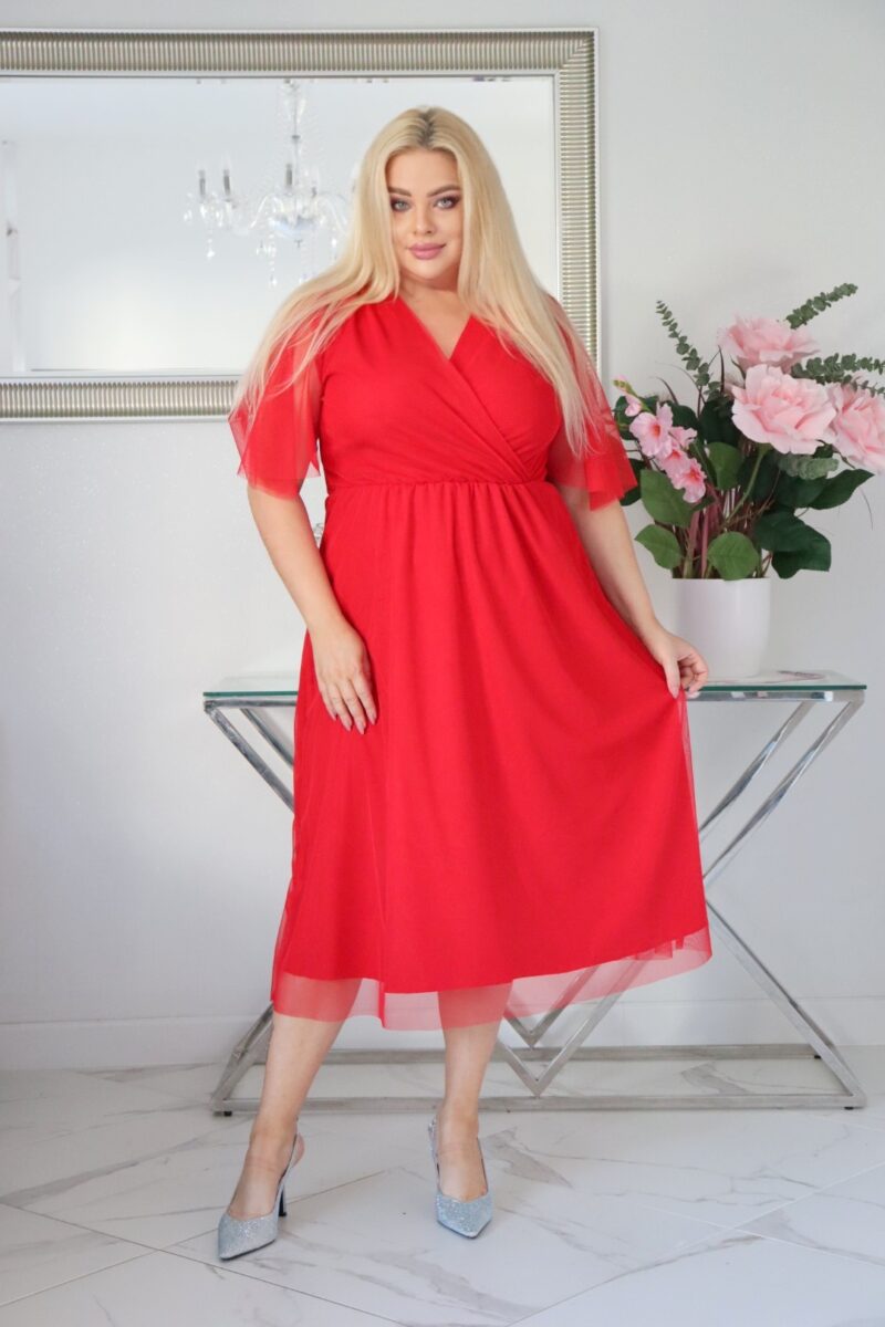Elegancja spotyka komfort - sukienka Lidia z elastyczną talią i tiulowym wykończeniem czerwona