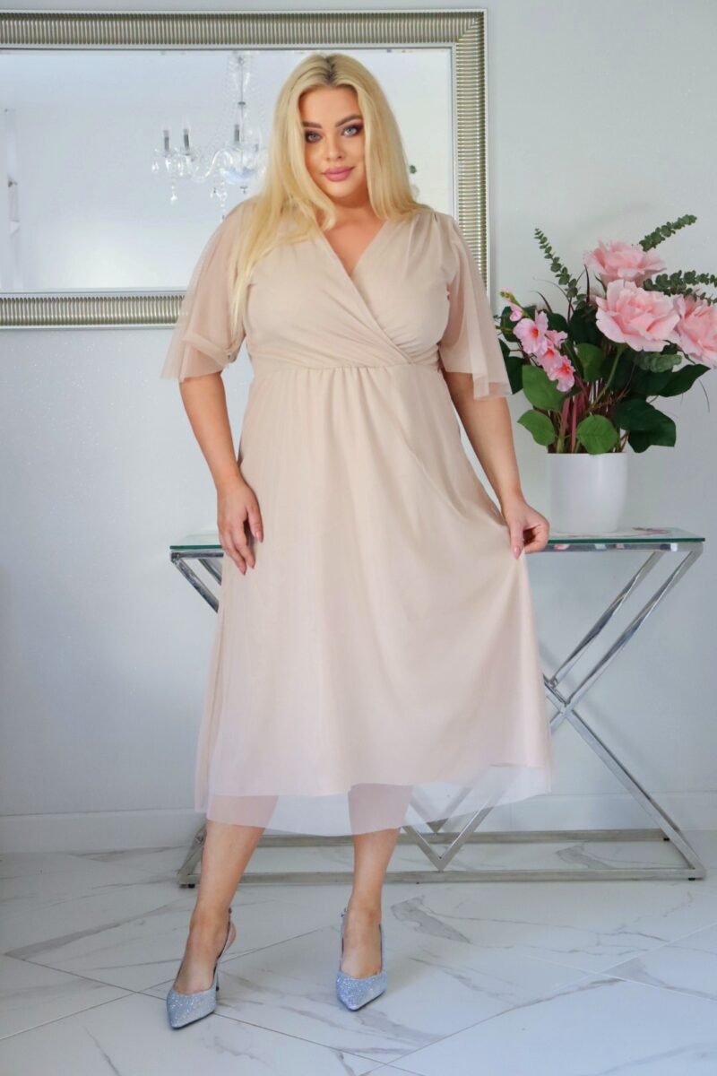 Elegancja spotyka komfort - sukienka Lidia z elastyczną talią i tiulowym wykończeniem nude - obrazek 3