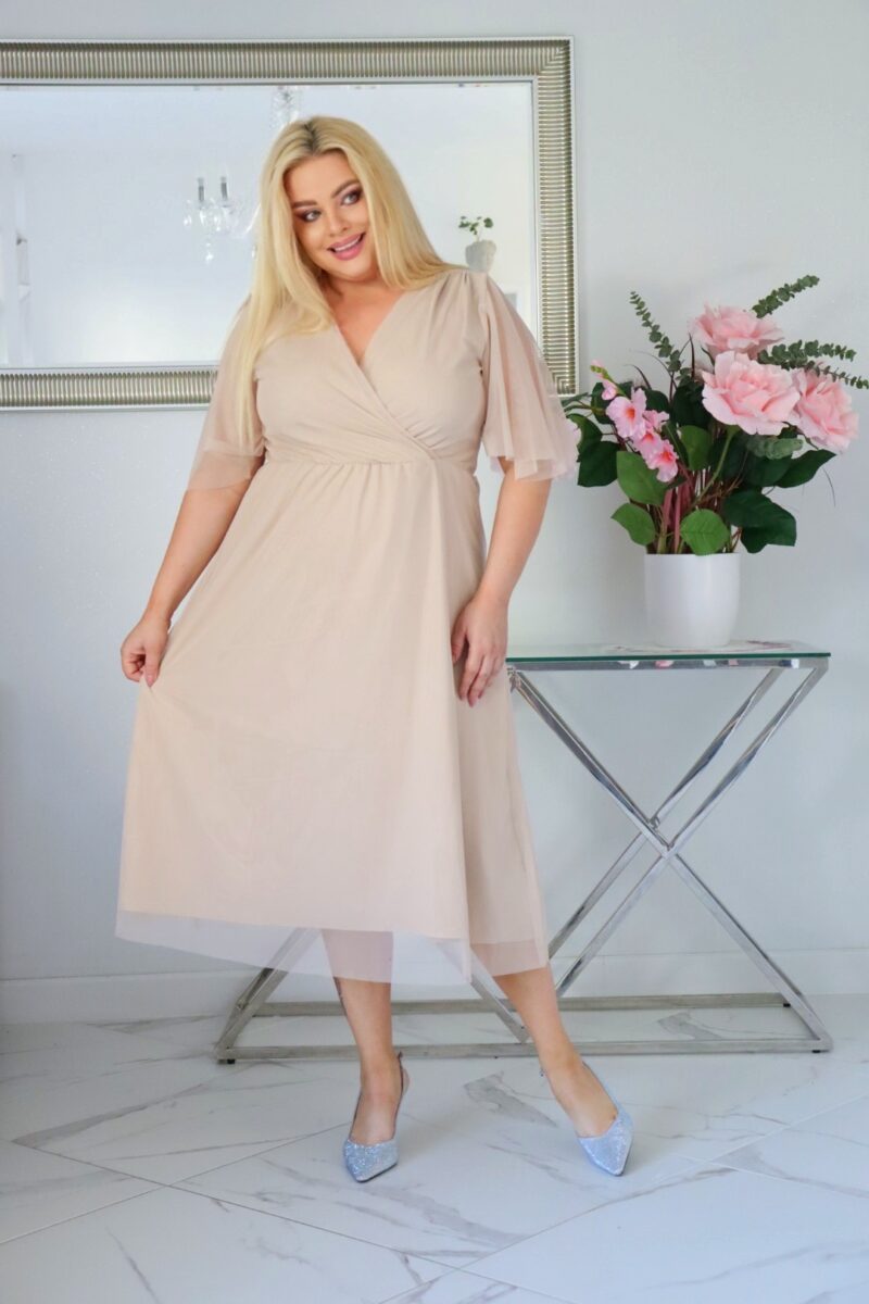 Elegancja spotyka komfort - sukienka Lidia z elastyczną talią i tiulowym wykończeniem nude