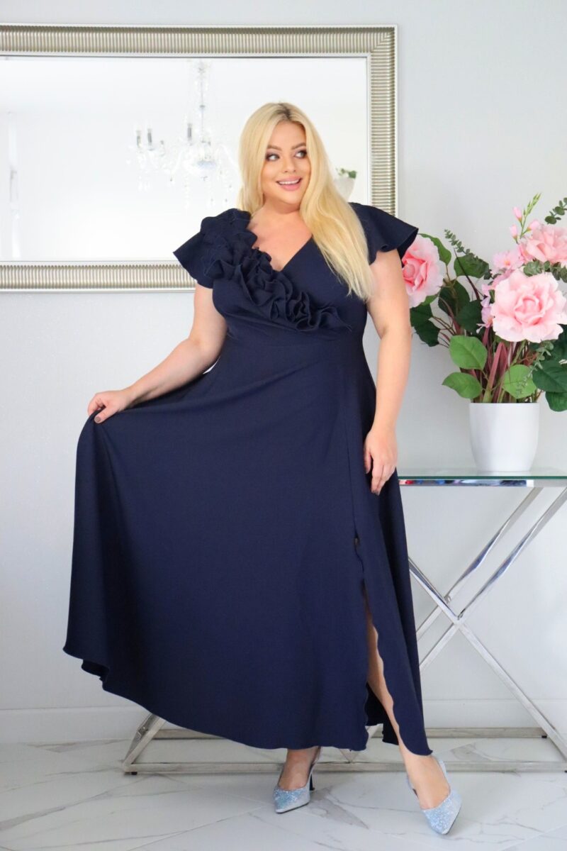 Olśniewająca sukienka "Frezja" z kwiecistą falbaną i rozkloszowanym dołem gwarantuje spektakularny "efekt glamour"! GRANATOWA - obrazek 4