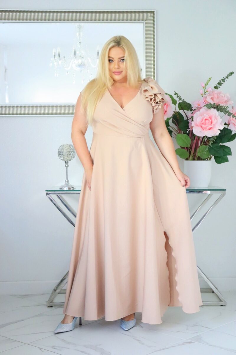 Olśniewająca sukienka "Orchidea" z kwiecistą falbaną i rozkloszowanym dołem gwarantuje spektakularny "efekt glamour"! NUDE