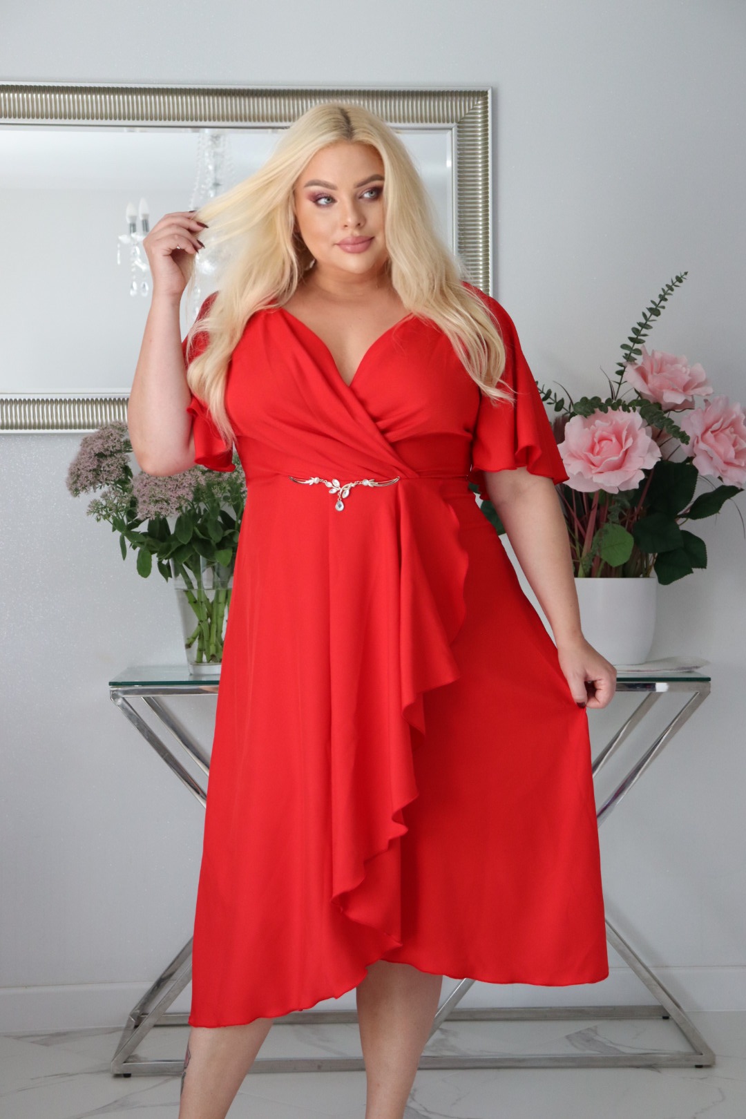 Velena PLUS SIZE: Sukienka z biżuteryjną klamrą – natychmiastowy Look Premium! Czerwona! - obrazek 3