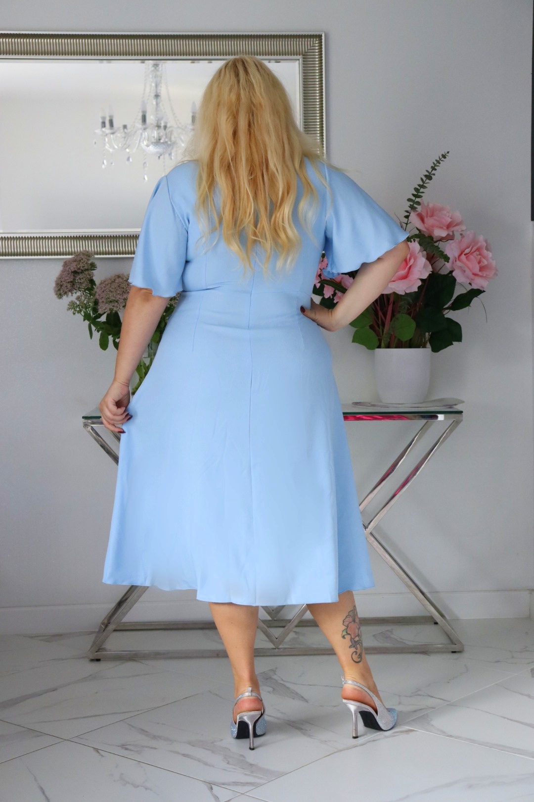 Velena PLUS SIZE: Sukienka z biżuteryjną klamrą – natychmiastowy Look Premium! Błękitna! - obrazek 5