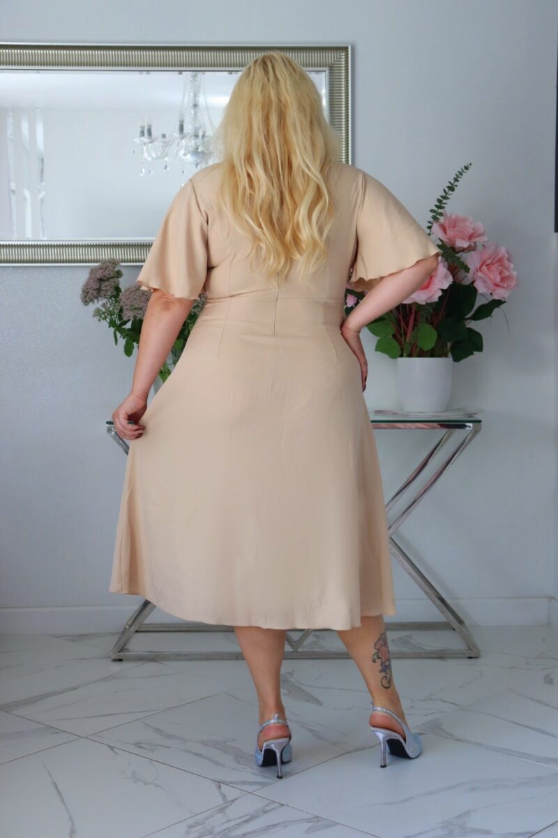 Velena PLUS SIZE: Sukienka z biżuteryjną klamrą – natychmiastowy Look Premium! Nude! - obrazek 5