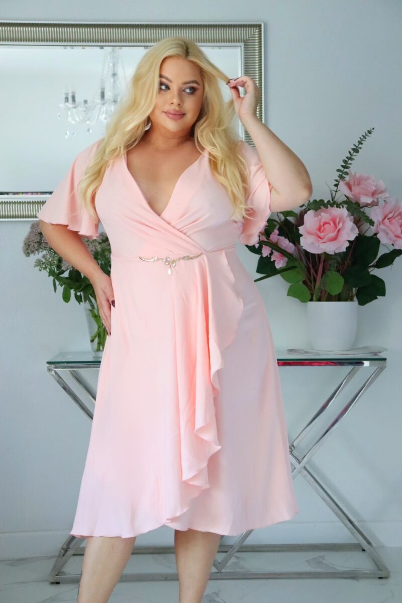 Velena PLUS SIZE: Sukienka z biżuteryjną klamrą – natychmiastowy Look Premium! Pudrowy róż! - obrazek 3