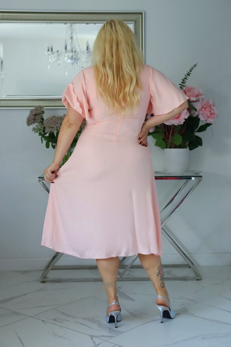 Velena PLUS SIZE: Sukienka z biżuteryjną klamrą – natychmiastowy Look Premium! Pudrowy róż! - obrazek 5