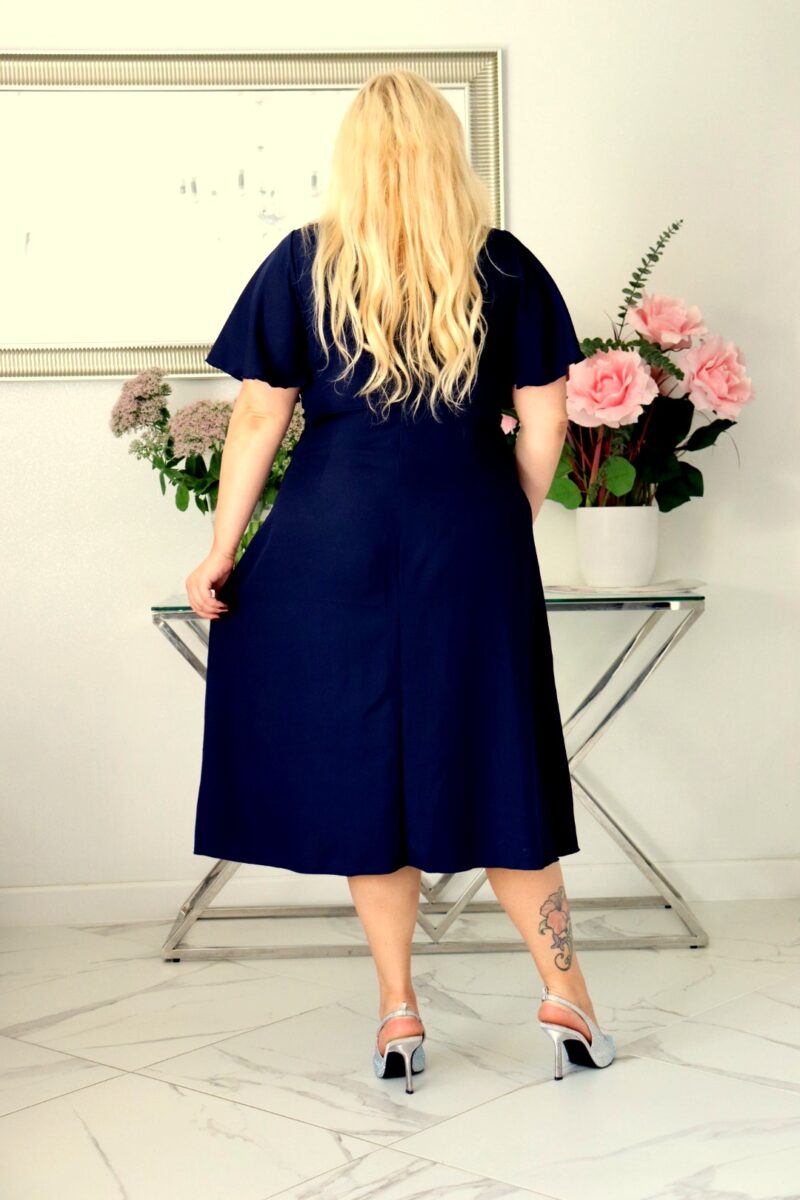 Velena PLUS SIZE: Sukienka z biżuteryjną klamrą – natychmiastowy Look Premium! Czarna! - obrazek 5