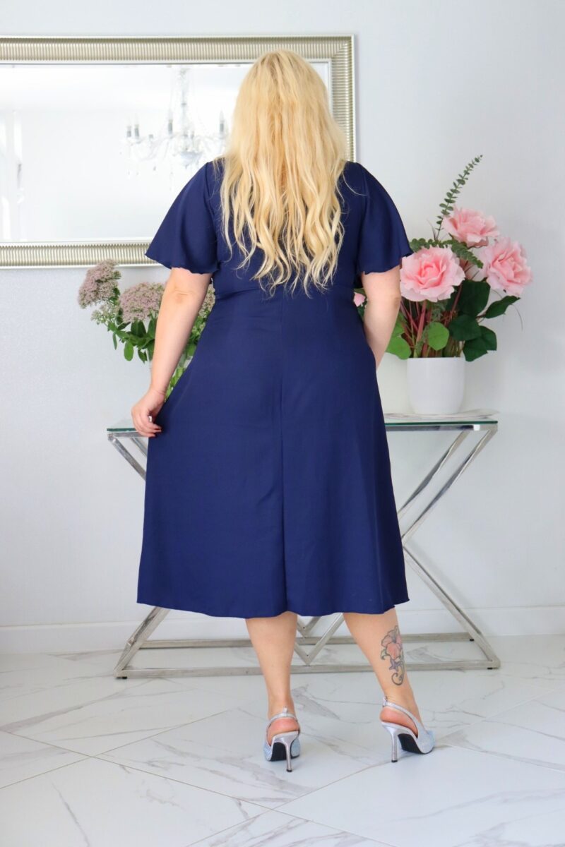 Velena PLUS SIZE: Sukienka z biżuteryjną klamrą – natychmiastowy Look Premium! Granatowa! - obrazek 5