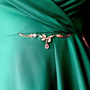 Velena PLUS SIZE: Sukienka z biżuteryjną klamrą – natychmiastowy Look Premium! Zielona! - obrazek 2