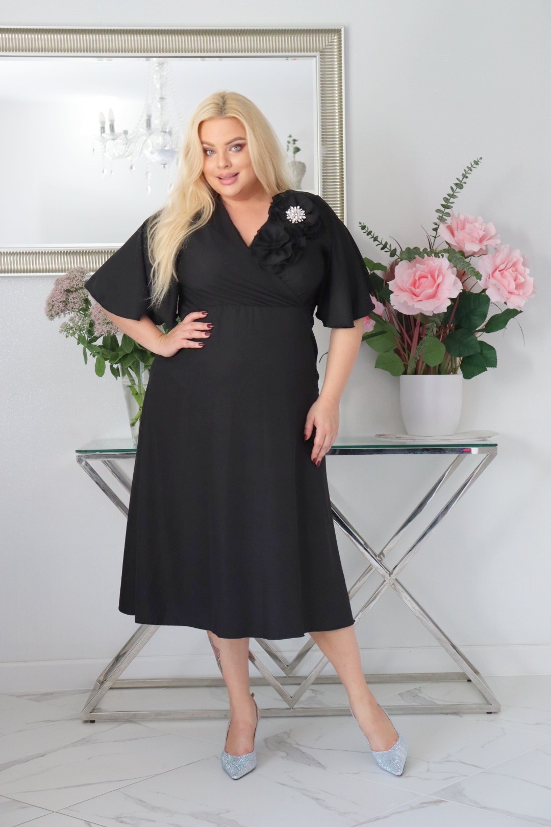 Ręcznie szyte róże i komfort: sukienka. W zestawie z broszką! Czarna!