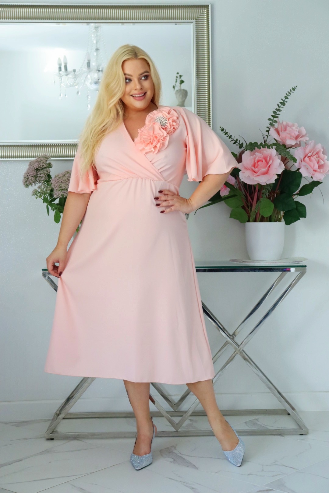 Ręcznie szyte róże i komfort: sukienka. W zestawie z broszką! Pudrowy róż!