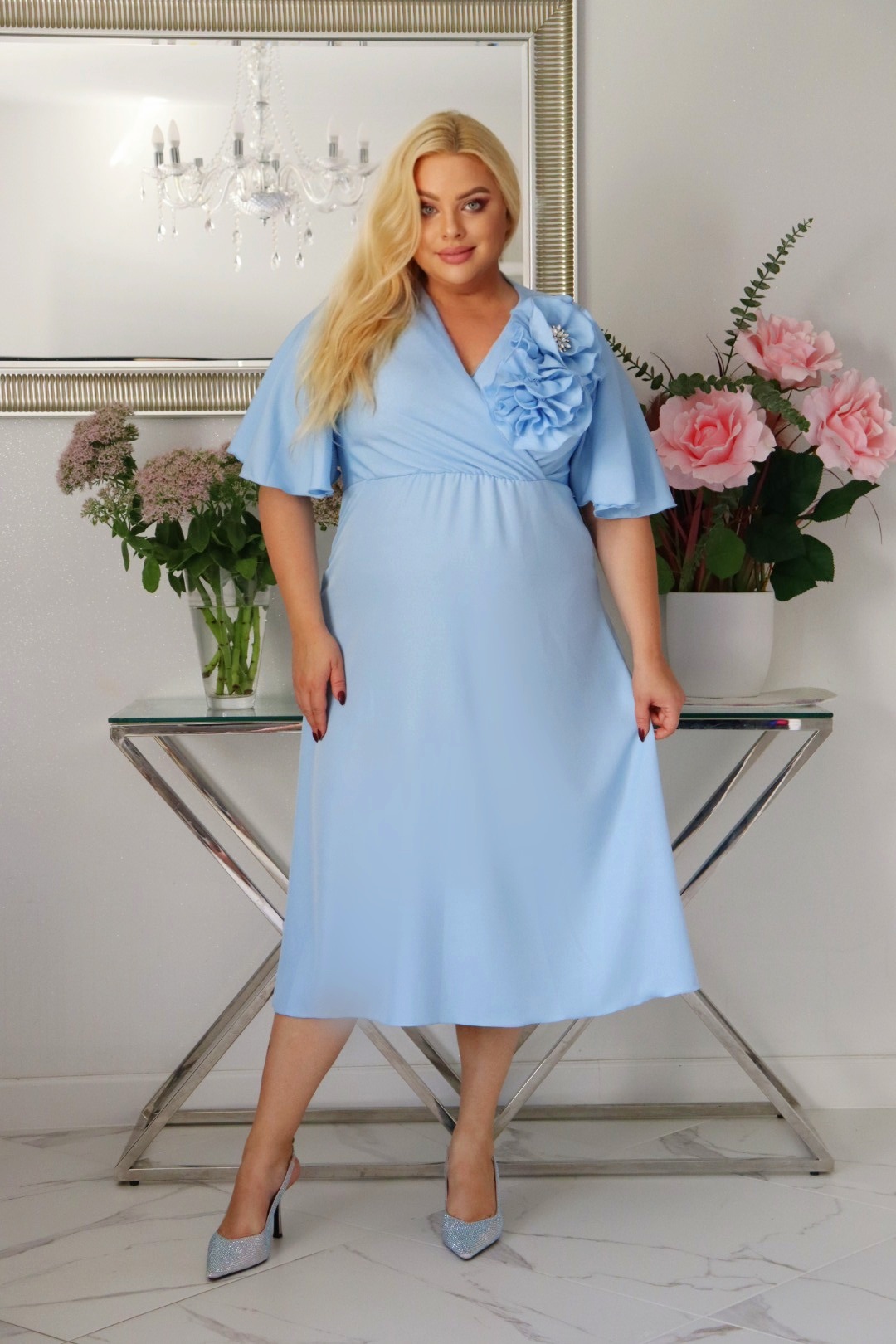 Ręcznie szyte róże i komfort: sukienka. W zestawie z broszką! Błękitna! - obrazek 3