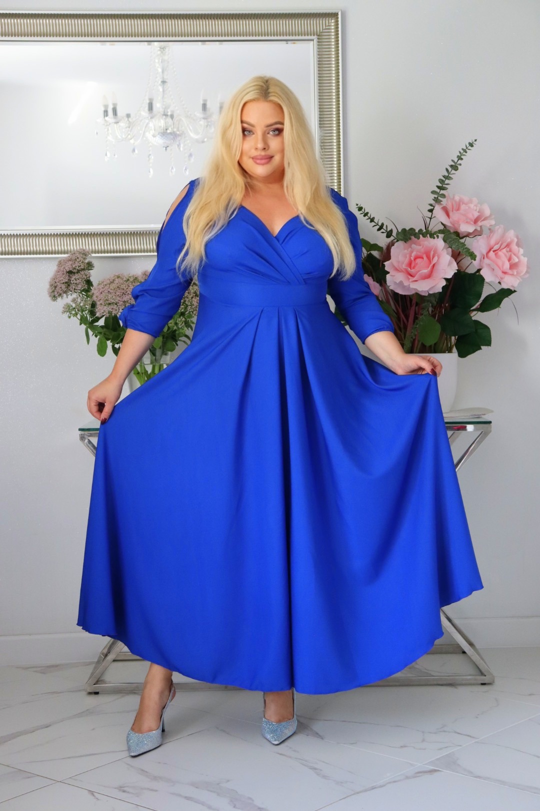 SABRINA: sukienka rozkloszowana Glamour z kopertowym dekoltem i różami 3D. Chabrowa. - obrazek 4