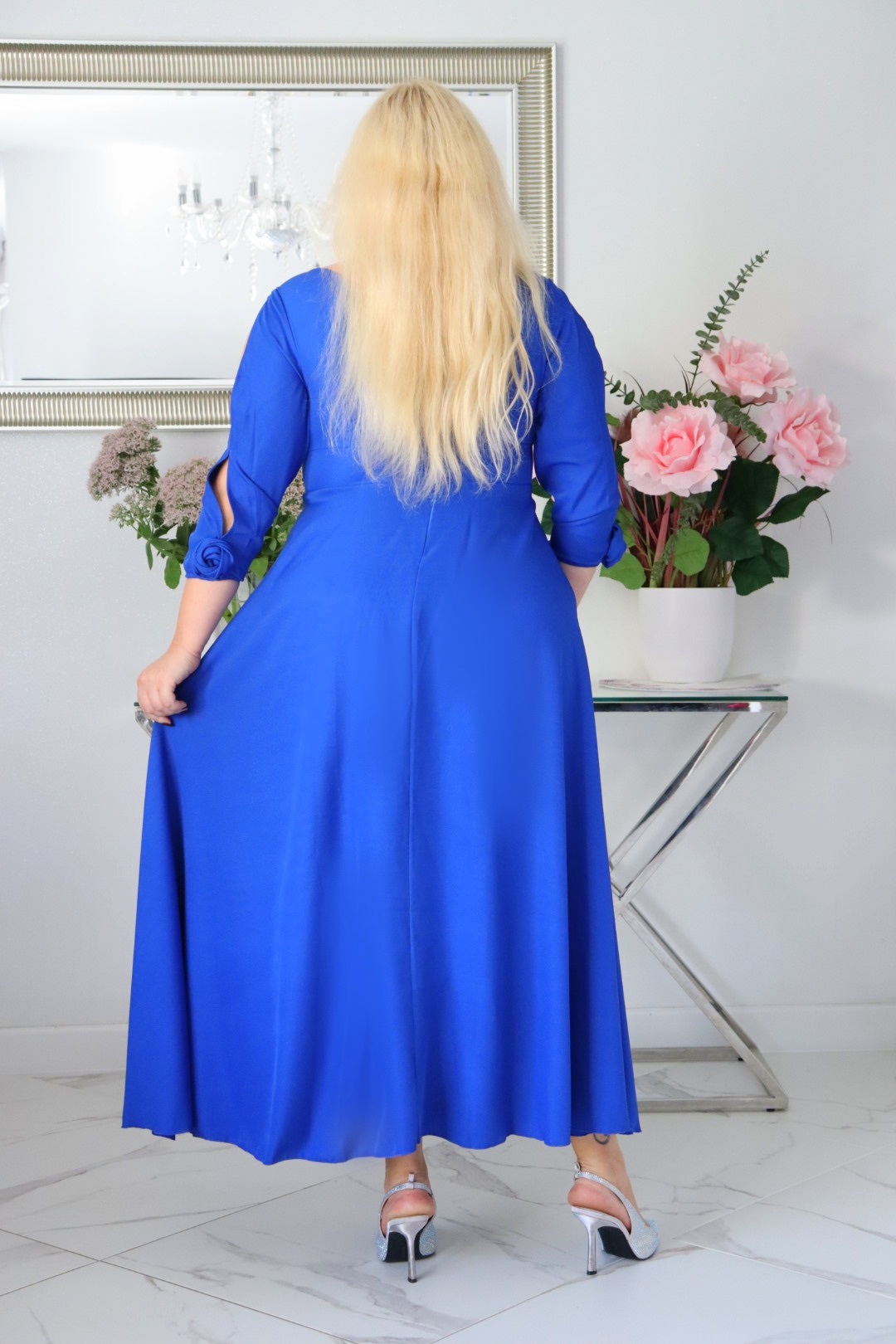 SABRINA: sukienka rozkloszowana Glamour z kopertowym dekoltem i różami 3D. Chabrowa. - obrazek 5