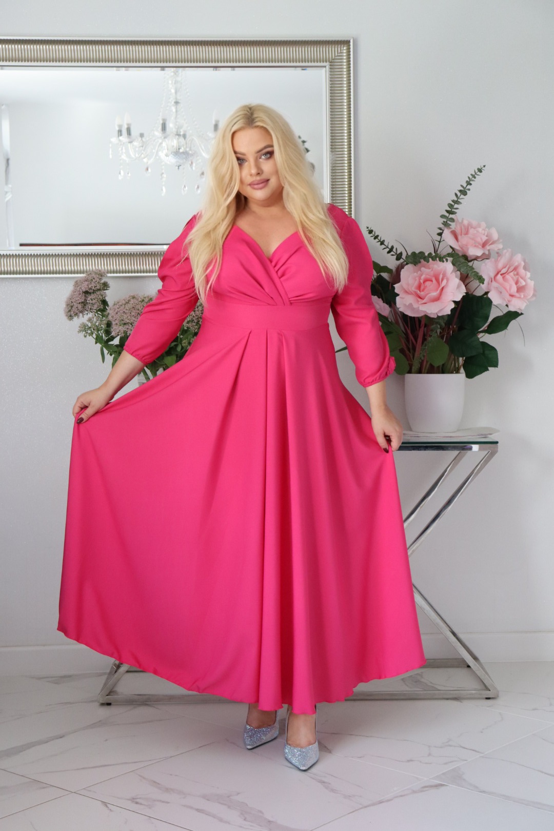 SABRINA: sukienka rozkloszowana Glamour z kopertowym dekoltem i różami 3D. Amarantowa. - obrazek 3