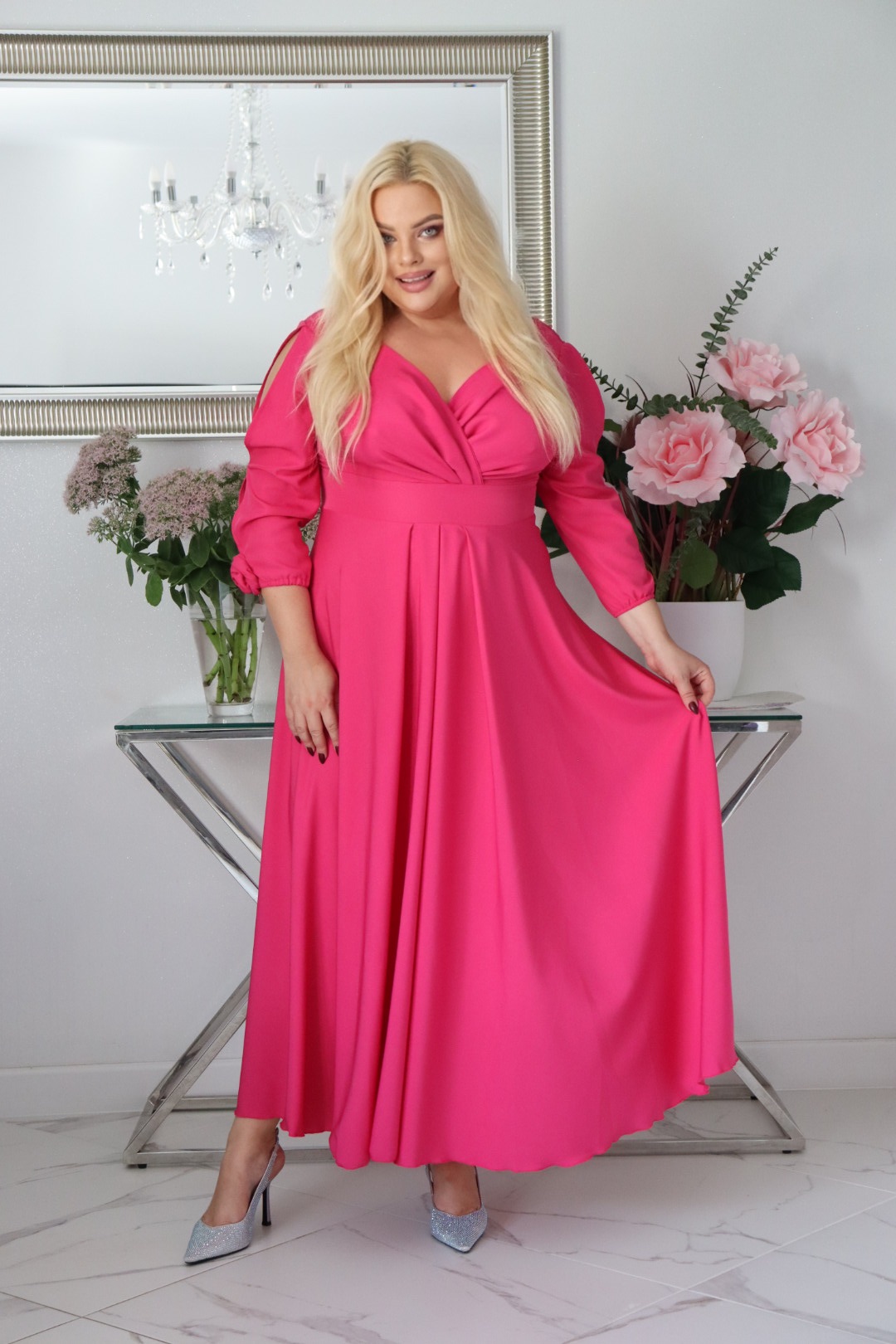 SABRINA: sukienka rozkloszowana Glamour z kopertowym dekoltem i różami 3D. Amarantowa.