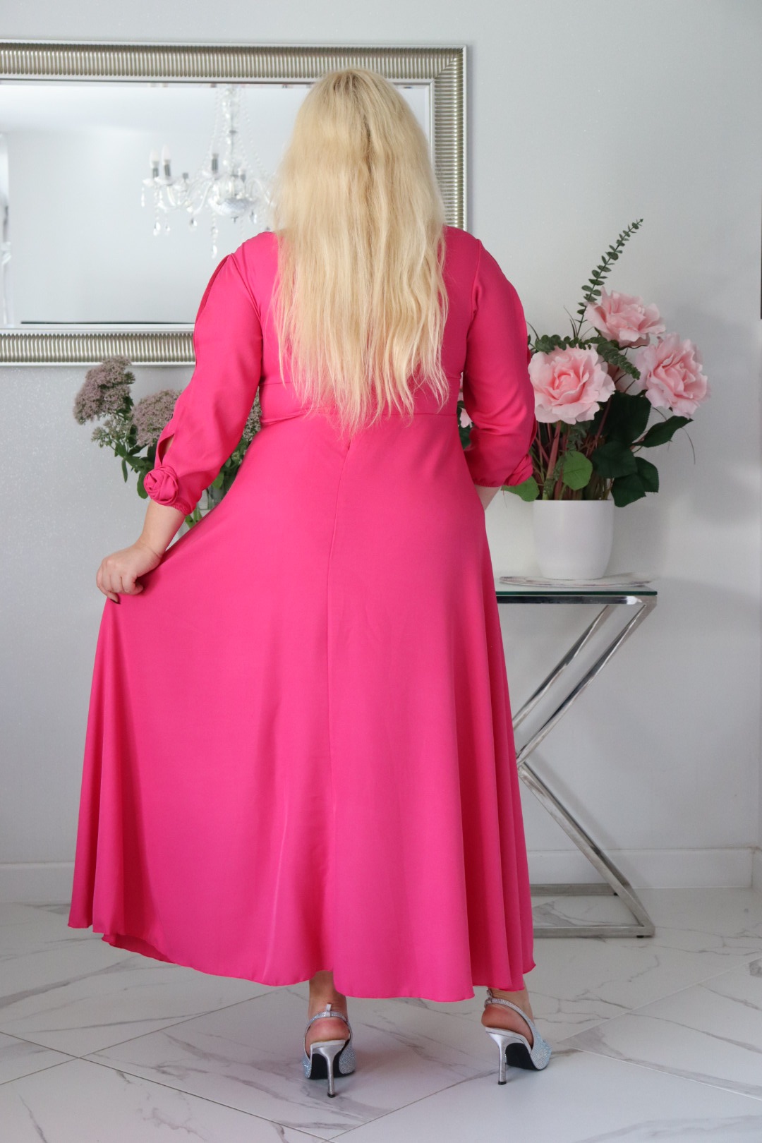 SABRINA: sukienka rozkloszowana Glamour z kopertowym dekoltem i różami 3D. Amarantowa. - obrazek 5