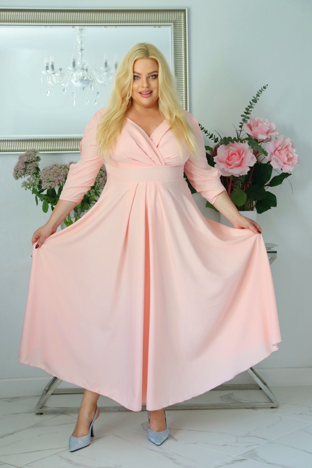 SABRINA: sukienka rozkloszowana Glamour z kopertowym dekoltem i różami 3D. Pudrowy róż. - obrazek 3